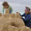 35 Emma och Clara bygger sandslott